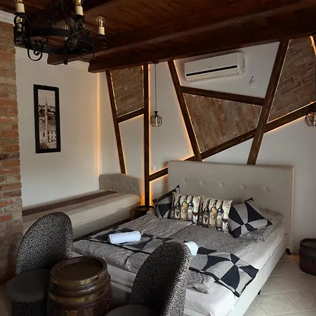 Leanyka Vendeghaz Daire