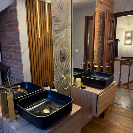 Leanyka Vendeghaz Daire *