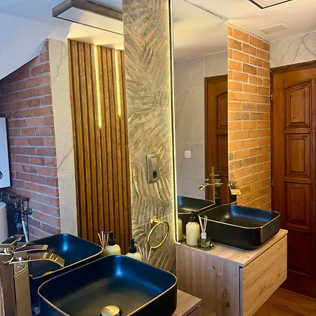 Leanyka Vendeghaz Daire